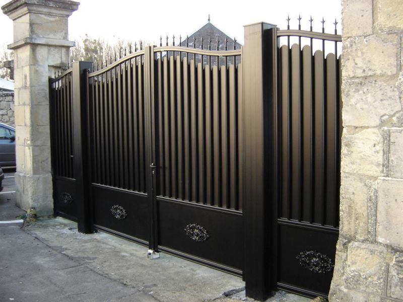 Portail battant aluminium résidentiel